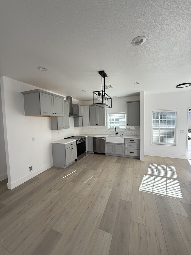 Photo - 11483 Delano St