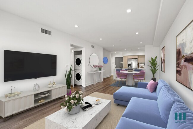 Cocina, comedor y sala de estar de concepto abierto con lavadora y secadora en suite - Colby Missouri by Wiseman