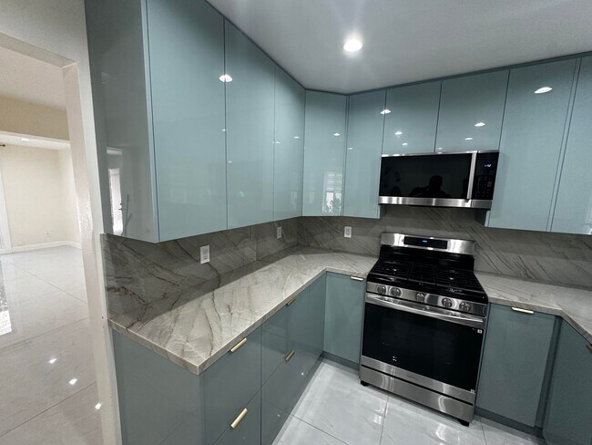 Photo - 7432 Hazeltine Ave