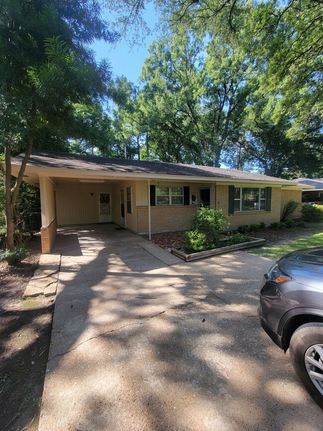 Building Photo - TWO BEDROOOM HOME IN MONROE!