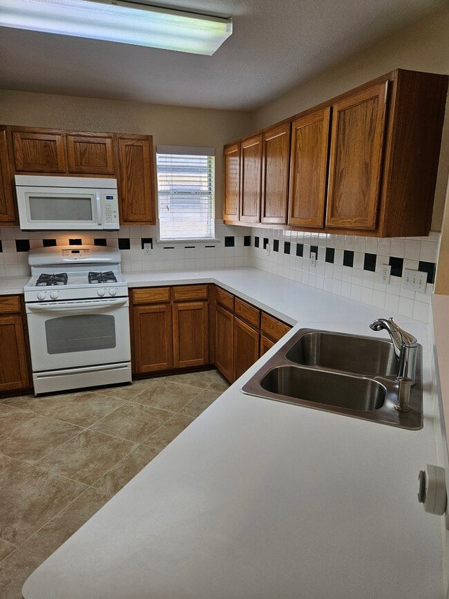 Photo - 1002 Woodview Dr