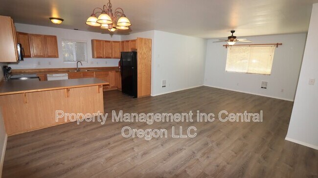 Photo - 2010 NE Full Moon Dr