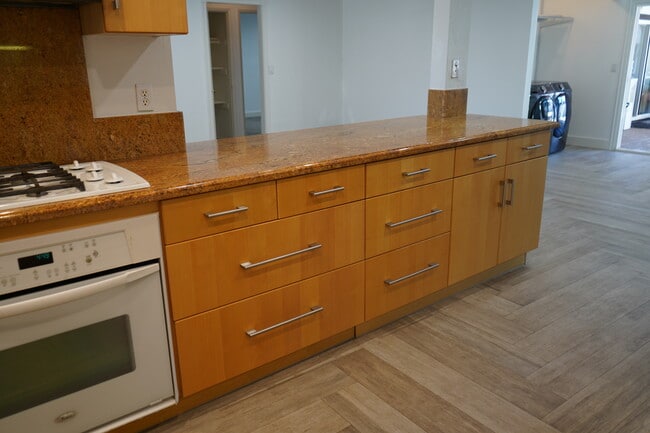 COCINA - 7857 Louise Ave