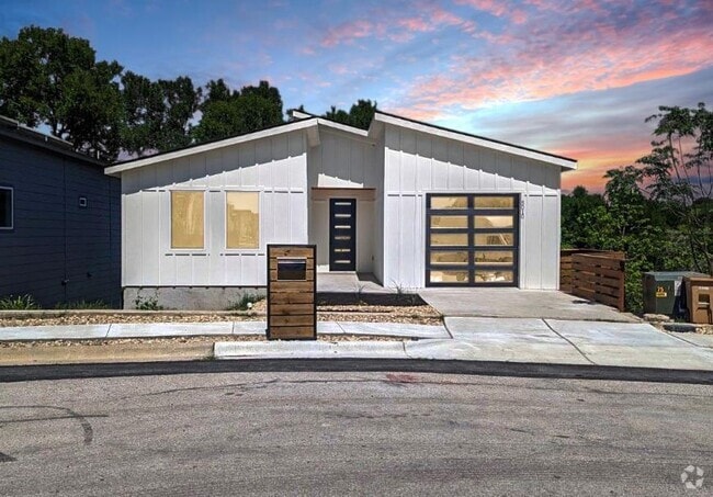 Building Photo - 5010 Baker St Rental