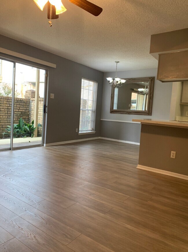 Photo - 11201 Lynbrook Dr Unidad True