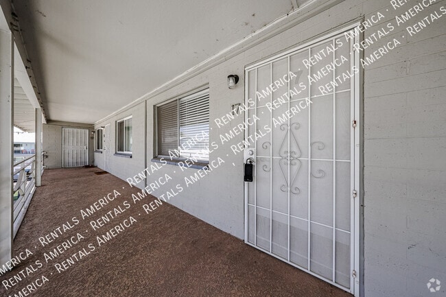 Building Photo - 6841 E 2nd St Rental