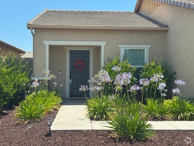 Building Photo - Beautiful Single Story House in New commun...