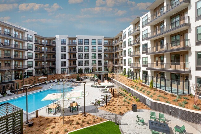 Piscina estilo resort con terraza para broncearse, cabañas y solárium - Bexley Chamblee