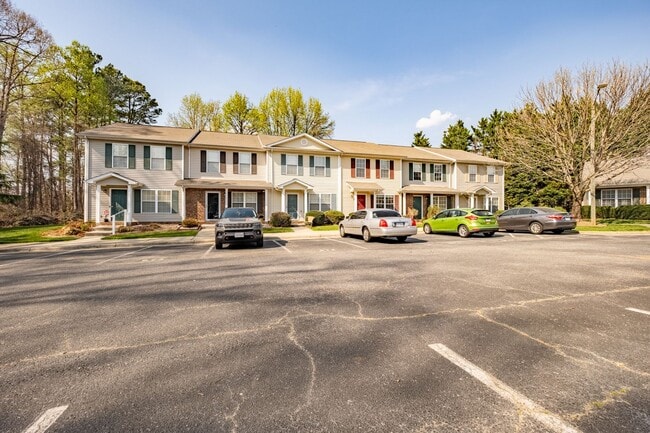 Building Photo - Private 2BR Townhome with Two En-Suite Bathrooms