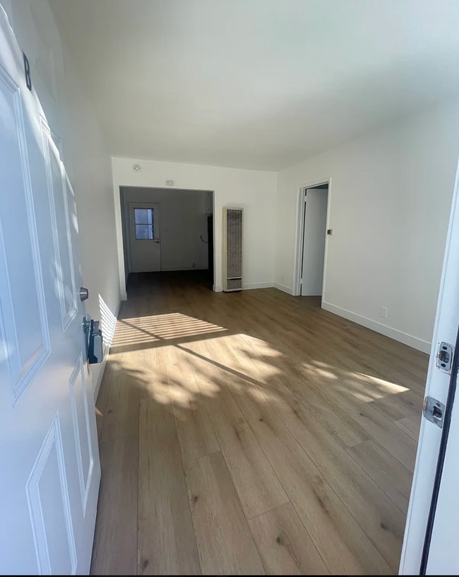 Living room - 1436 Manhattan Beach Blvd Unit B