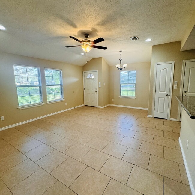 Charming 3-Bed Haven with Granite Elegance in Nederland – Your Perfect Retreat!
