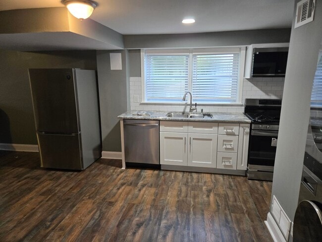 2422 Sunset Dr NE Unidad Basement