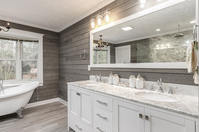 Photo - 380 Swoope Dr