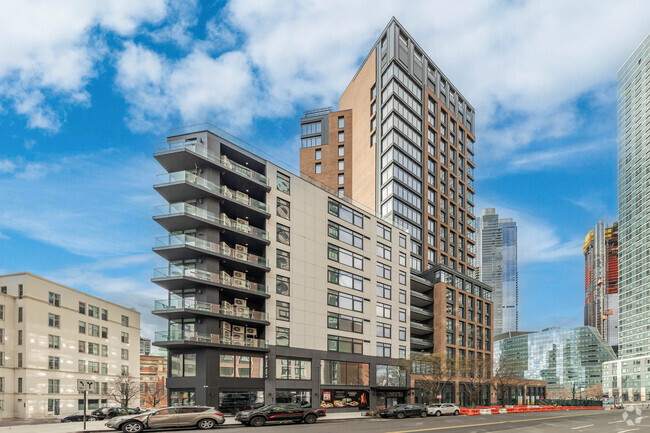 8 Court Square - 8 Court Square Apartments
