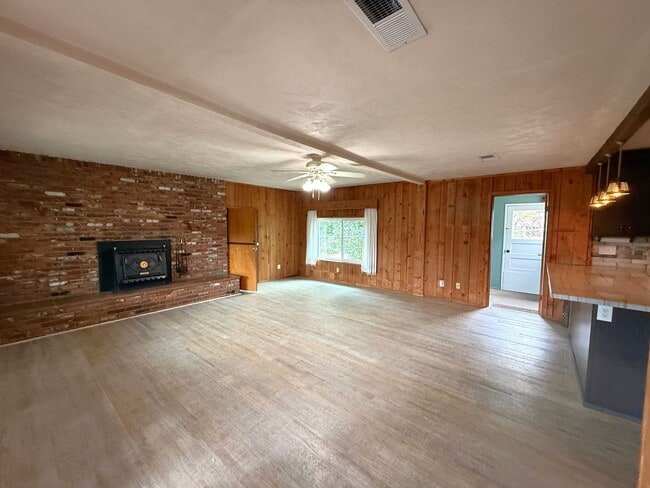 Photo - Country Living Close to Everything!