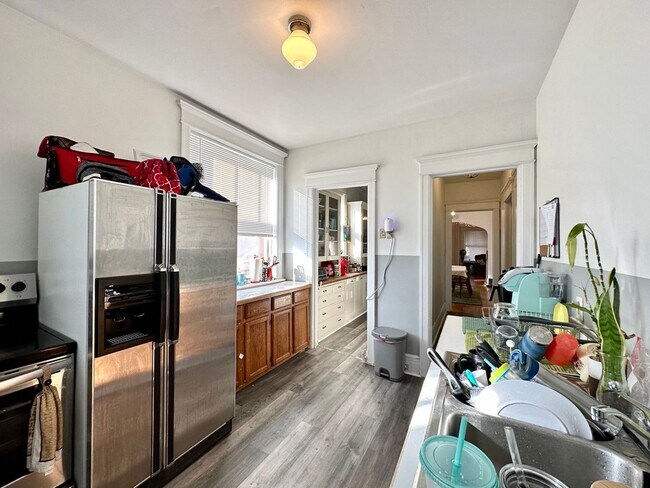 Photo - AVAILABLE JUNE - 3 Bed 1 Bath in Central Location Unidad C