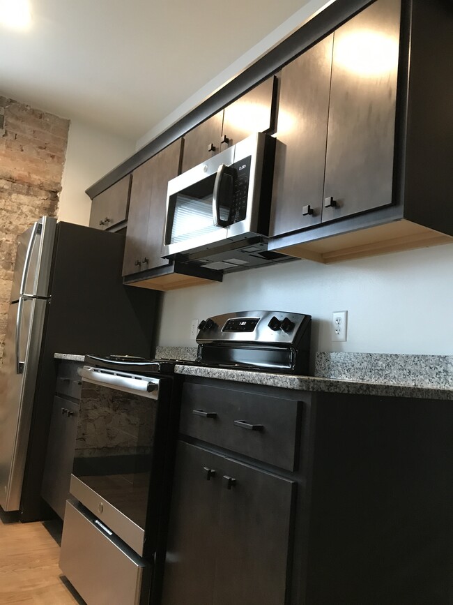 Building Photo - 2616 Short Vine St Unit 3