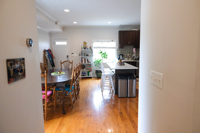 Kitchen and dining room - 655 16th St NE Apartamentos Unidad A