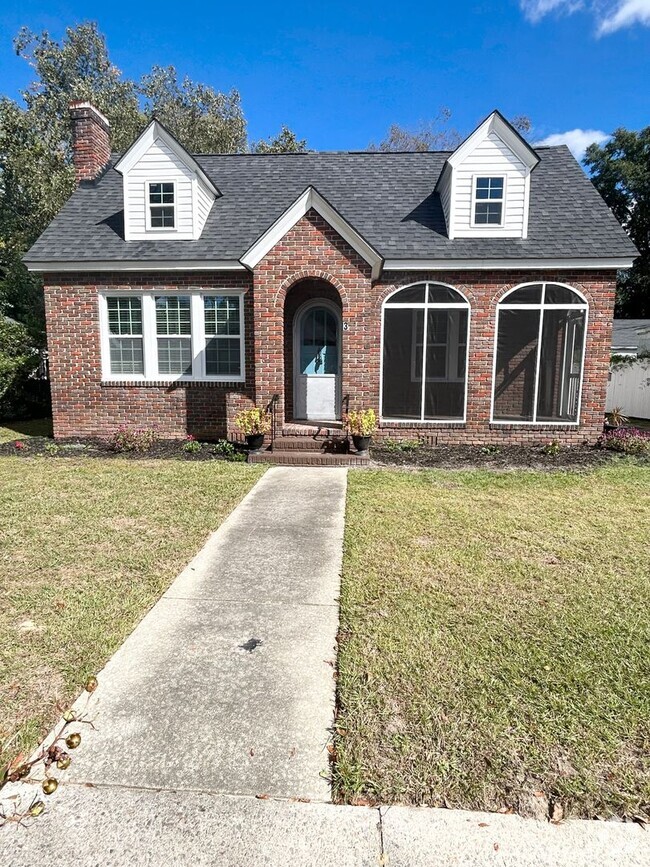 Building Photo - Cute Cottage Rental