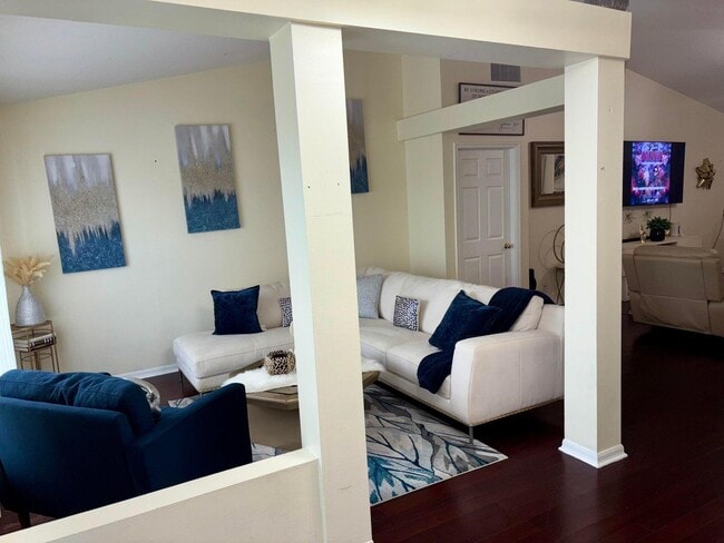 Photo - 981 SW McComkle Ave