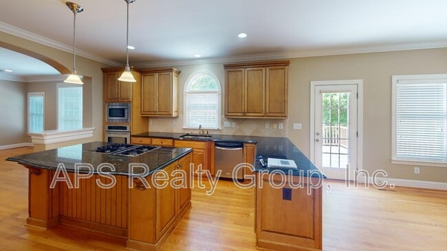 Photo - 2140 Rossmore Rd