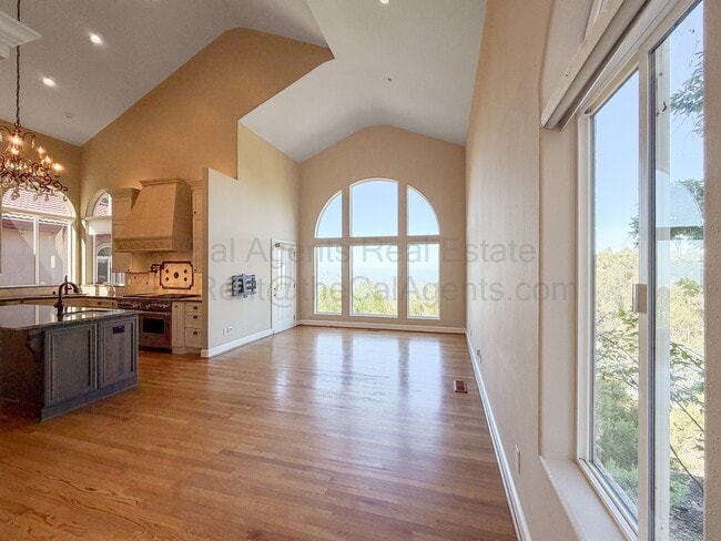 6053 Skyline Blvd