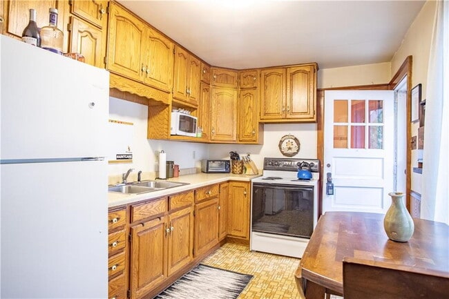 Photo - 3 bedroom, 1 bathroom Home With Garage