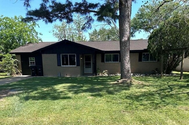 Photo - 1107 Dover Cir House