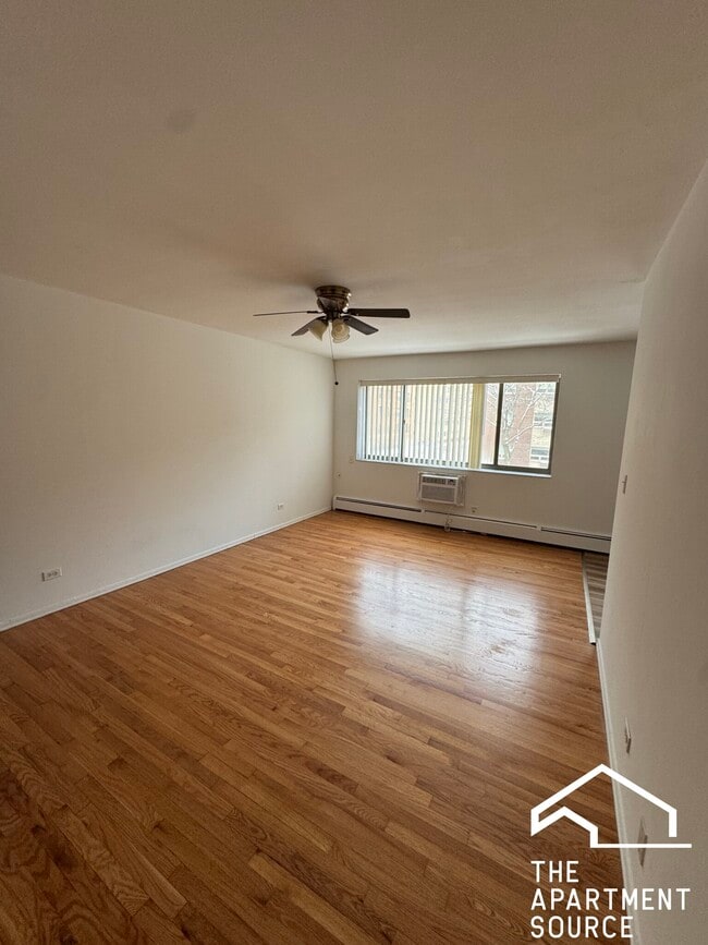 Building Photo - 6250 N Kenmore Ave Unit 305