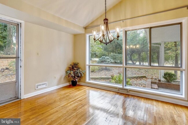 Photo - 6048 Rossmore Dr