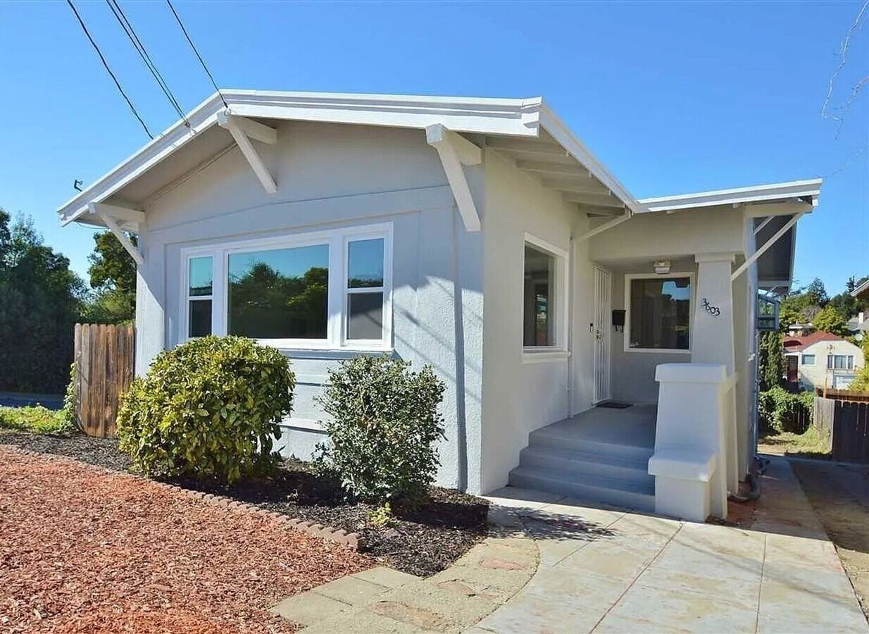 2 Bed + Bonus Room | 1 Bath | 1,081 Sq. Ft... - 2 Bed + Bonus Room | 1 Bath | 1,081 Sq. Ft...