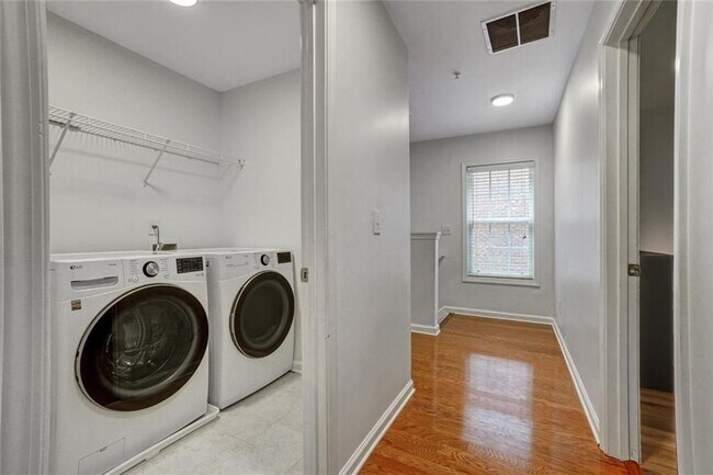 Photo - 702 Surrey Park Pl SE