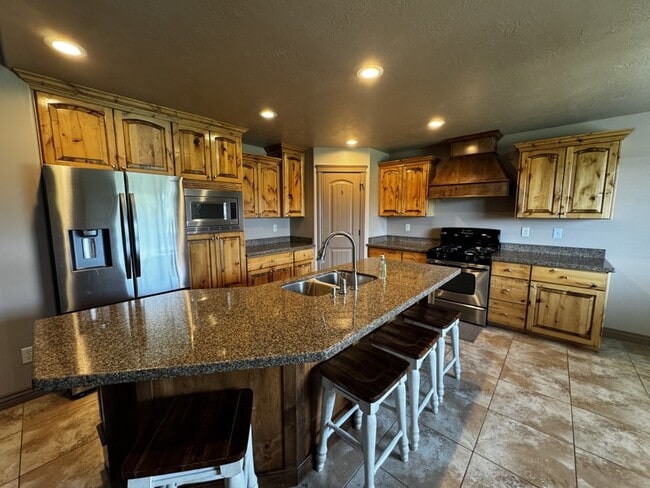 Photo - 985 W 8000 S