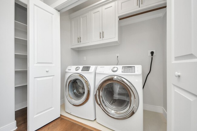 Building Photo - 1112 Amundsen St