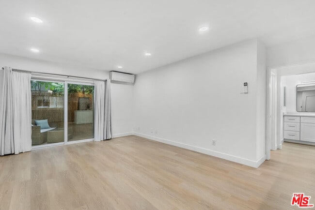 Building Photo - 9005 Cynthia St Unit 116