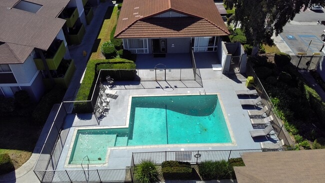 Piscina junto a la playa - Faircrest Apartments