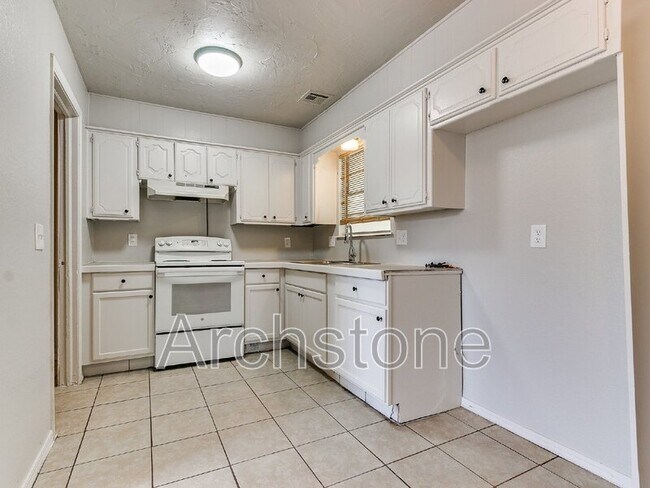 Photo - 8814 NE 13th St