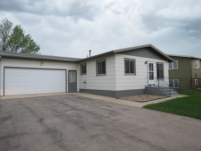 Building Photo - 3 BEDROOM | 2 BATH | SPACIOUS RAPID VALLEY... Rental