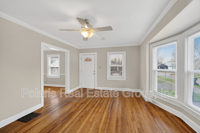 Photo - 715 E 60th St