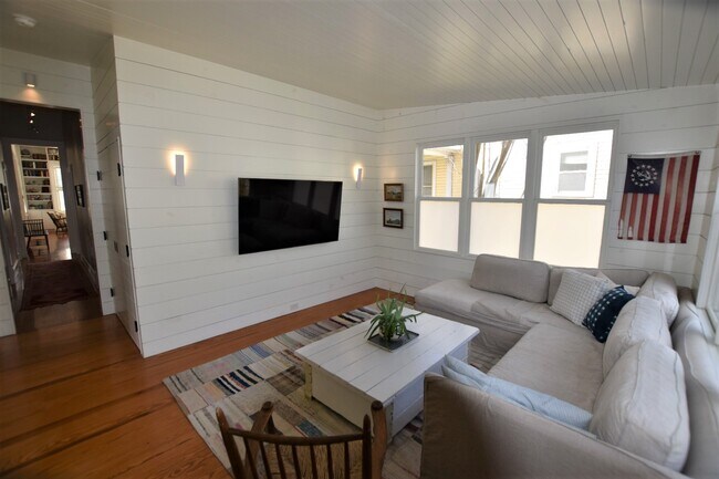 Photo - 302 Cedar St