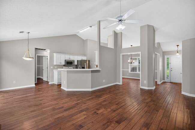 Photo - 390 Silverthorn Dr