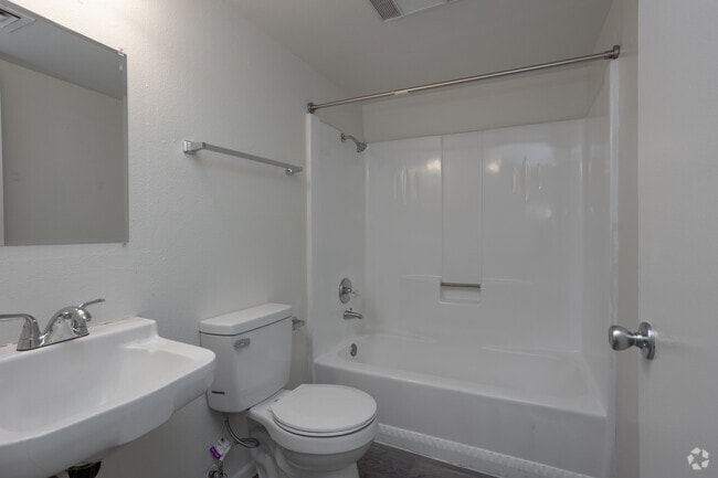 1BR, 1BA - 400SF - Laurence Court Apartments