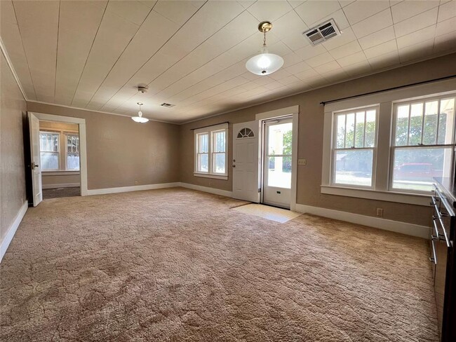 Photo - 419 E 6th St