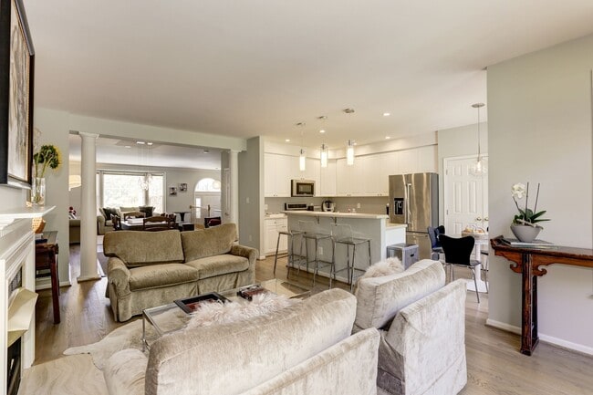 Sala de estar y cocina combinadas - 5742 Governors Pond Cir