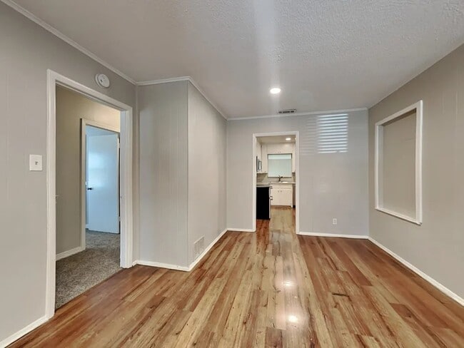 Building Photo - 805 Woodleigh Dr