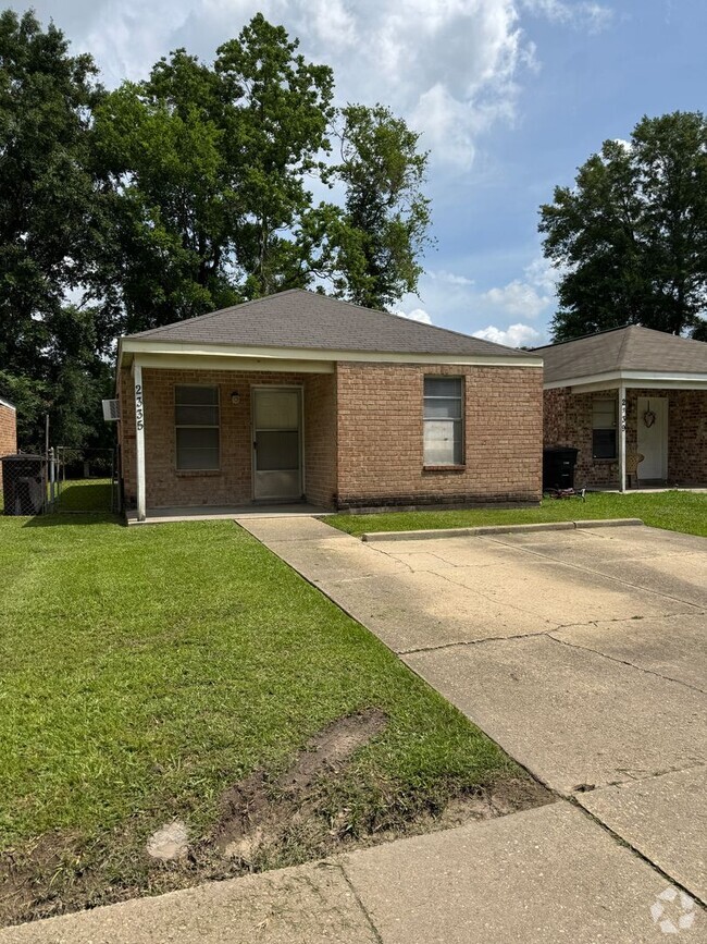 Building Photo - 2335 Elm Park Dr Rental