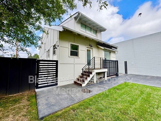 Photo - 3556 NE Sandy Blvd