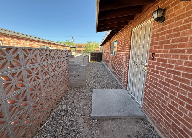 Patio lateral - 221 E Elm St Unidad 5 Bed / 2 Bath Near UofA