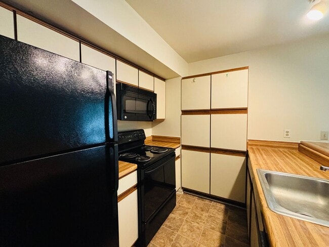 Photo - 813 Claytor Square