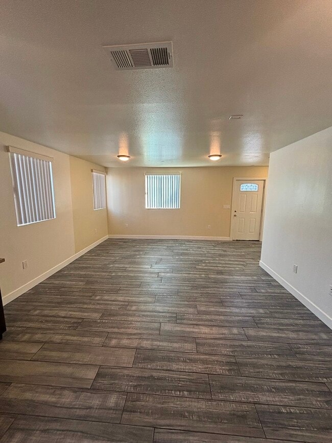 Photo - 457 E 30th St